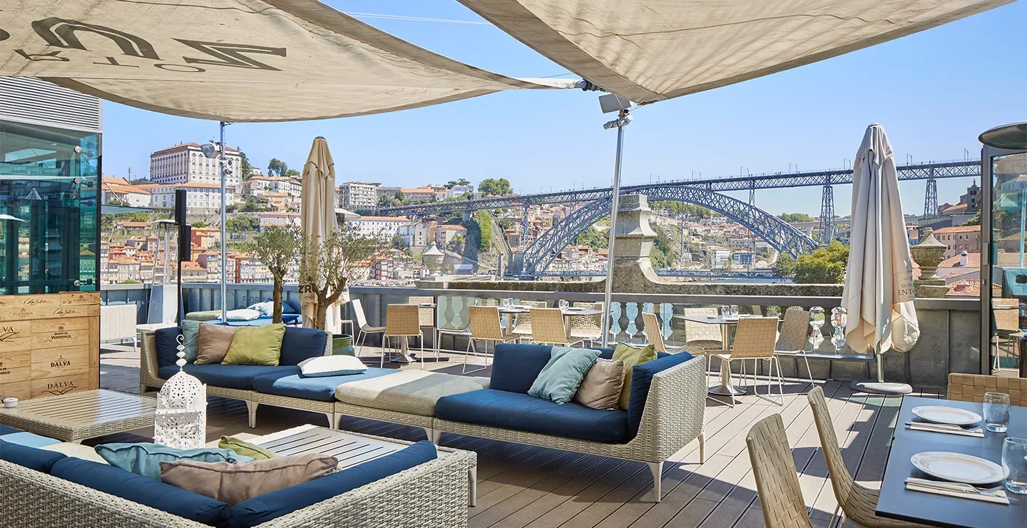 https://www.porto-cruz.com/wp-content/uploads/2023/11/Espace-Porto-Cruz-Terrasse-1-NE-EPC_1440x740px-jpg-webp.webp